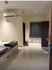 Un dormitorio con una cama y una habitación con ventana. en Hotel Jaipur In, Jatipura Parikrama Marg Near Mukharvind Temple, en Govardhan