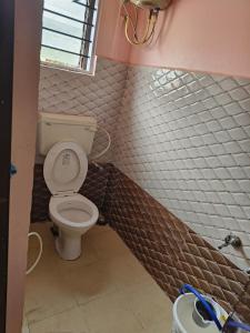 a small bathroom with a toilet and a sink at Life style home stay in Kodaikānāl