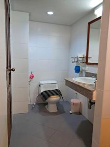 une salle de bain avec toilettes, lavabo et miroir dans l'établissement Baan Thara Guesthouse, à Ao Nang Beach 33 autres photos