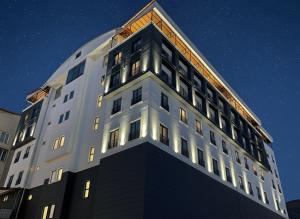 TatvanSarayım Rezidans的一座晚上有灯的建筑