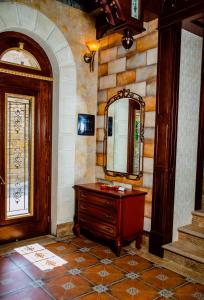 TV a/nebo společenská místnost v ubytování Royal Antique Boutique Hotel