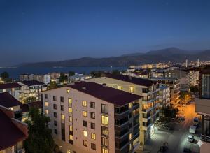 een uitzicht op een stad 's nachts met gebouwen bij Sarayım Rezidans in Tatvan