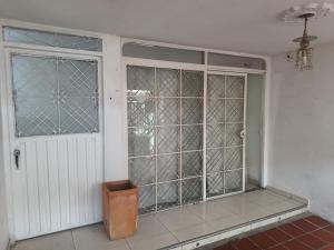 ククタにある2 habitaciónes 3 bañosのドアと窓のある空の部屋