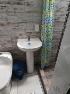 ククタにある2 habitaciónes 3 bañosのバスルーム(洗面台、トイレ、シャワーカーテン付)