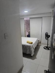 ククタにある2 habitaciónes 3 bañosのベッドルーム1室(黄色い毛布付きのベッド1台付) +3枚の写真