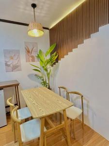 a dining room with a wooden table and chairs at Precious Homestay - Serenity Room in Burgos