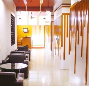 Un vestíbulo con sofás y sillas y una mesa. en W Hotel Sylhet, en Sylhet