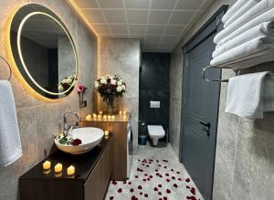 een badkamer met een wastafel, een toilet en een spiegel bij Sarayım Rezidans in Tatvan +77 foto's