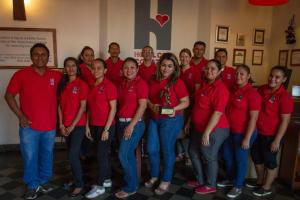 格拉纳达Hotel con Corazón Granada的一群穿着红衬衫的人,摆出一张照片 更多37张照片