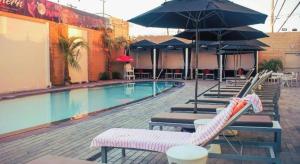 une piscine avec chaises longues et parasols dans l'établissement Ahern Hotel and Event Center, à Las Vegas