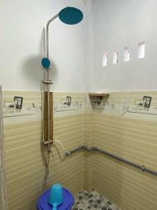 a shower in a bathroom with two sinks at Homestay Nhà Của Gạo in Ấp Thiẹn Ái