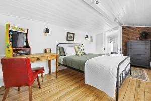 een slaapkamer met een bed, een bureau en een televisie bij Gable House Geelong in Geelong +8 foto's