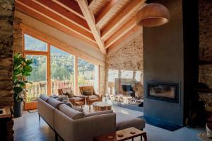 a living room with a couch and a fireplace at Espectacular Chalet de Montaña Pirineos, Burg in Burg