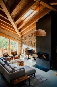 a living room with a couch and a fireplace at Espectacular Chalet de Montaña Pirineos, Burg in Burg