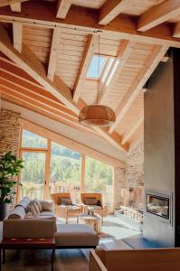 a living room with a vaulted ceiling with a fireplace at Espectacular Chalet de Montaña Pirineos, Burg in Burg