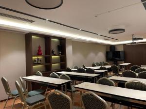 une salle de conférence avec des tables et des chaises et une télévision dans l'établissement F-TOWN Fangtang Hotel (Shenzhen Longgang Tian'an Digital City Huanggekeng Subway Station), à Qinglinjing 111 autres photos