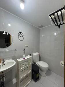 Koupelna v ubytování 2-bedroom unit with Sea & Mountain View