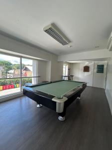 Biliár nebo kulečník v ubytování 2-bedroom unit with Sea & Mountain View