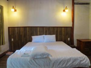 富国Serene Retreat Phu Quoc的卧室里有一张白色的床，床上有两条毛巾