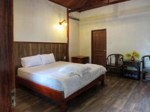 富国Serene Retreat Phu Quoc的一间有床和电视的卧室