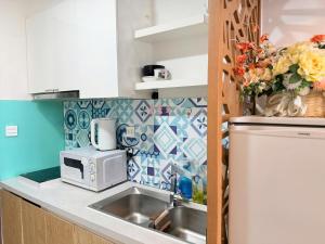 Kuchyň nebo kuchyňský kout v ubytování CBD Luxury Apartment In Rivergate Building