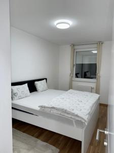 バニャ・ルカにあるTiffany Banja Lukaの窓のある部屋にある白いベッド