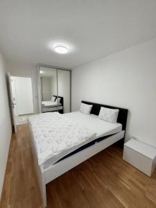 バニャ・ルカにあるTiffany Banja Lukaの大きな白いベッドと鏡のある寝室 +10枚の写真