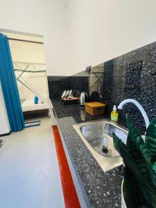 Η κουζίνα ή μικρή κουζίνα στο Adorable Guest House