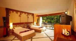 une chambre d'hôtel avec deux lits et une télévision dans l'établissement River Kwai Village Hotel, à Ban Kaeng Raboet