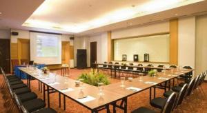 谏义里Grand Surya Hotel Kediri的大型会议室,配有长桌子和椅子 更多182张照片