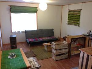 sala de estar con sofá y mesa en Eco-Cabañas Quetroleufu, en Pucón