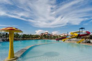 ロハスにあるEspacio Verde Resortのスライド付きのリゾートのプール
