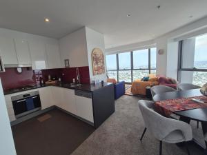 una cucina e un soggiorno con un divano e un tavolo di Arabian Nights-Level 60-Meriton Suites- Free Parking a Brisbane