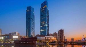 dois arranha-céus altos numa cidade ao anoitecer em Dongwu New Century Grand Hotel Huzhou em Huzhou