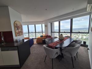 una cucina e un soggiorno con tavolo e sedie di Arabian Nights-Level 60-Meriton Suites- Free Parking a Brisbane