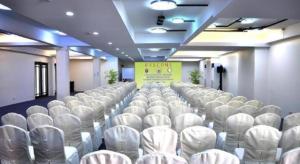 uma sala de conferências com cadeiras brancas e um pódio em Subic Bay Venezia em Olongapo mais 169 fotografias
