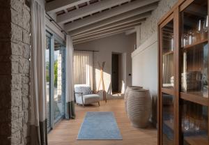 ロヴィニにあるArt Villa Sisのソファと椅子のあるリビングルーム +27枚の写真