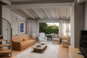 ロヴィニにあるArt Villa Sisのソファとテーブルのあるリビングルーム