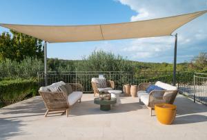 ロヴィニにあるArt Villa Sisの椅子と景色が見える天蓋付きのパティオ