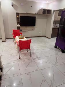 TV a/nebo společenská místnost v ubytování Luxurious Villa in Baharia Town Karachi