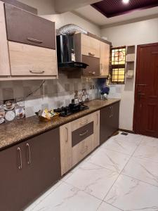 Kuchyň nebo kuchyňský kout v ubytování Luxurious Villa in Baharia Town Karachi + 10 fotografií