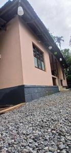 Budova, kde se farma nachází + 1 fotografie