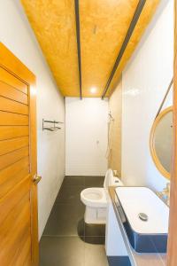 a bathroom with a toilet and a sink at ฌานติรีสอร์ท เขาค้อ in Ban Nong Chaeng
