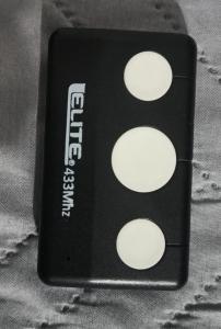 ククタにあるApartaestudio Con Amplio Parqueaderoのテーブルの上に白い円が描かれた黒い物体 +1枚の写真