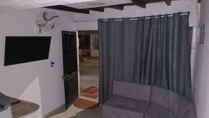 ククタにあるApartaestudio Con Amplio Parqueaderoのリビングルーム(カーテン、テレビ付)