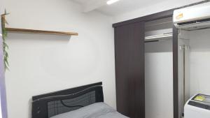 ククタにあるApartaestudio Con Amplio Parqueaderoのベッドルーム1室(クローゼット、ベッド1台付)