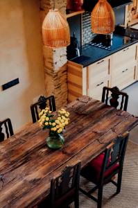 a wooden table with a vase of flowers on it at Espectacular Chalet de Montaña Pirineos, Burg in Burg