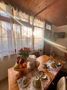 Đồ ăn tại/gần nhà khách