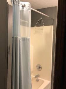 Koupelna v ubytování Secluded Family-Friendly Cabin Rental on 90 Acres in Newland, North Carolina + 55 fotografií