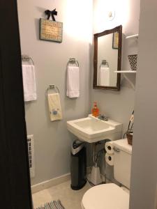 Koupelna v ubytování Secluded Family-Friendly Cabin Rental on 90 Acres in Newland, North Carolina